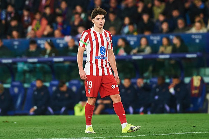 أراوخو يثير الجدال بتصريحاته حول ألفاريز ويشعل الأجواء في أتلتيكو مدريد