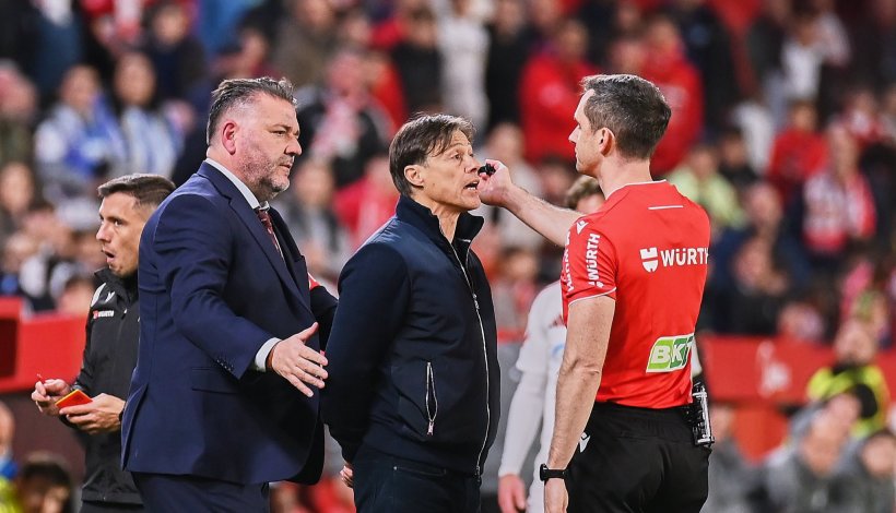 إشبيلية يواجه أزمة انضباطية بعد طرد مدربه ماتياس ألميدا في مباراة ألافيس