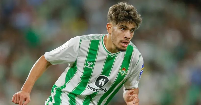 عبد الصمد الزلزولي يتألق ويترشح لجائزة أفضل لاعب في الدوري الإسباني مع ريال بيتيس