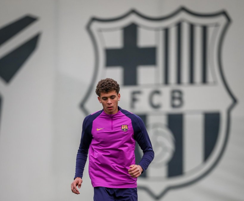 حمزة عبد الكريم يسعى لإنهاء إجراءات انضمامه إلى برشلونة من مصر