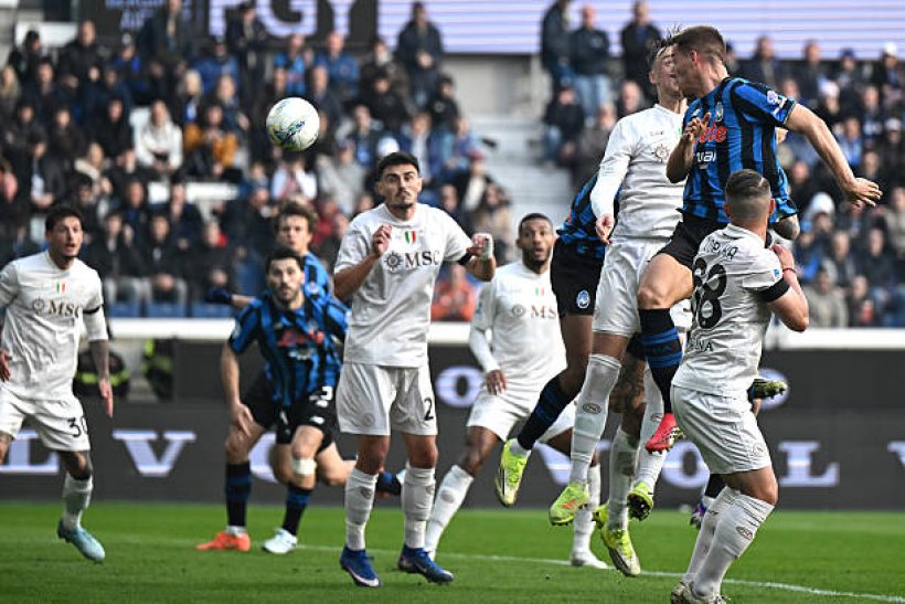 أتالانتا يواصل تألقه بفوز مثير على نابولي في الكالتشيو