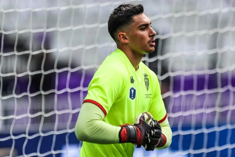 أستون فيلا ينافس بورنموث على ضم الحارس المغربي الشاب يانيس بنشاوش