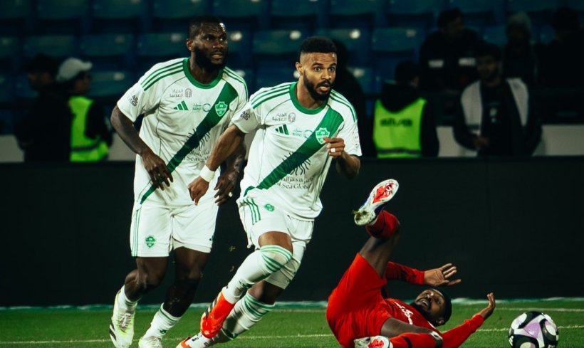 الأهلي يحقق انتصارًا دراماتيكيًا على ضمك ويعتلي الصدارة مؤقتًا