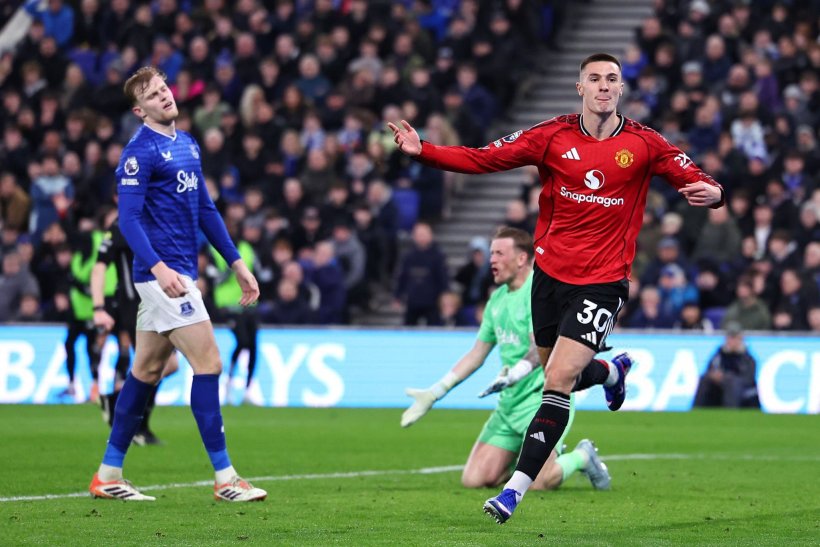 مانشستر يونايتد يحصد نقاط المباراة أمام إيفرتون بفضل سيسكو