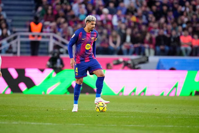 رونالد أراوخو يتأهب لاستعادة مكانته الأساسية في برشلونة مع انطلاق المرحلة الحاسمة