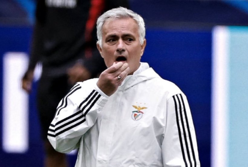 مورينيو يتابع مباراة بنفيكا وريال مدريد من الحافلة وليس الكابينة المخصصة