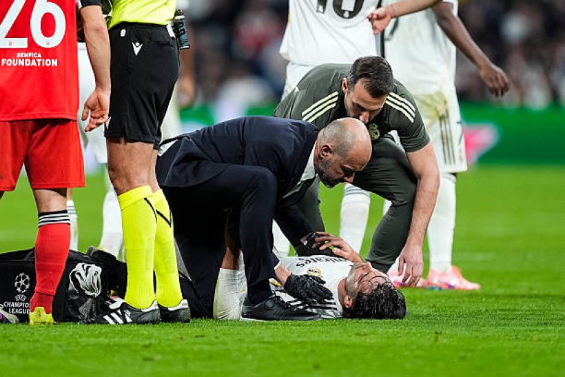 إصابة مؤلمة لعازف الإبداع راؤول أسينسيو خلال مواجهة بنفيكا: تفاصيل الحالة الصحية