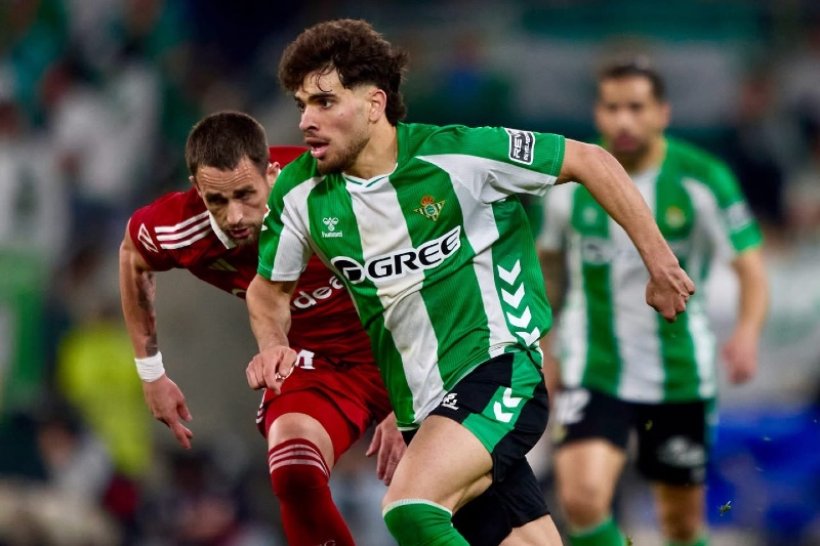 عبد الصمد الزلزولي يتألق في ريال بيتيس ويقترب من صيف حافل بالتعاقدات