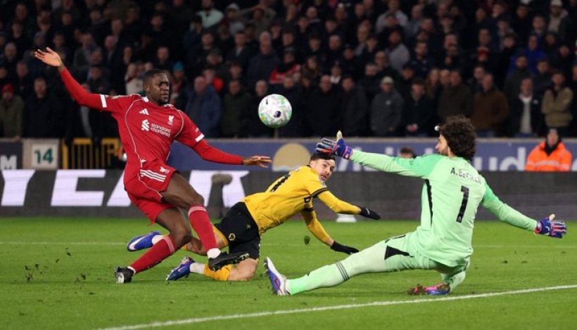 وولفرهامبتون يتغلب على ليفربول بفوز دراماتيكي في الدوري الإنجليزي