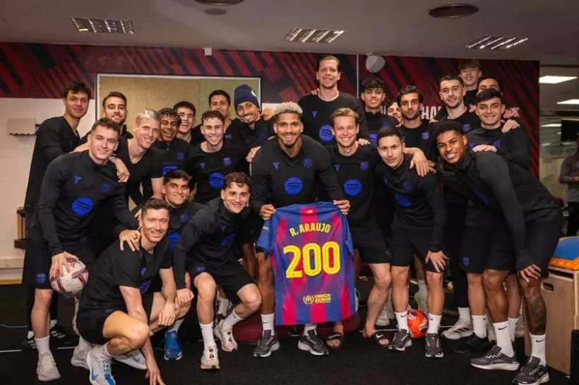 برشلونة يحتفي برونالد أراوخو بمناسبة مباراته رقم 200 مع الفريق