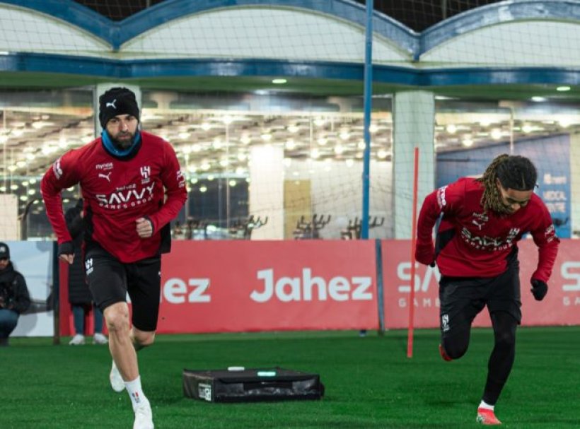 كريم بنزيما يستعد لمواجهة النجمة مع الهلال في الدوري السعودي