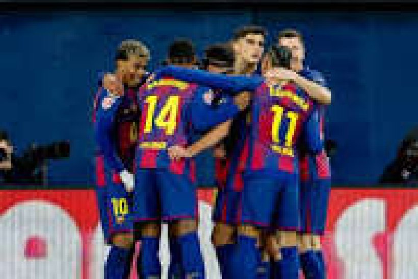 برشلونة يحيي ذكرى الراحلين بشارة سوداء في سان ماميس