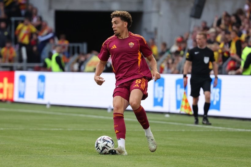 نيل العيناوي تحت وطأة السطو المسلح في روما: لحظات رعب وسرقة نفيسة