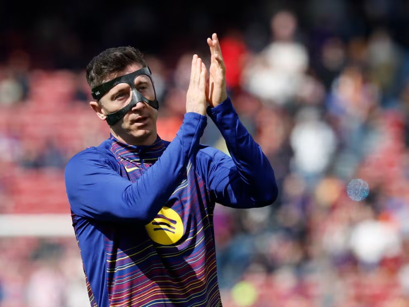 ليفاندوفسكي يشير إلى عدم اتخاذه قراراً نهائياً بشأن مستقبله مع برشلونة