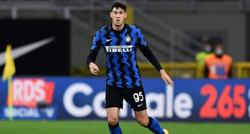 برشلونة يستهدف أليساندرو باستوني لتعزيز الدفاع بقيمة 60 مليون يورو